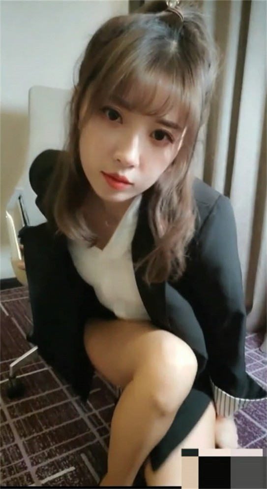 超美小女巫露娜土豪定製私拍流出OL裝黑絲露毛字褲閃露陰唇.